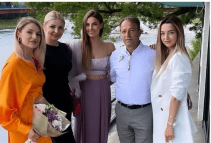 U domu RAMOVIĆA sve je spremno za veliko slavlje: Džejla BLISTA u bijelom, stomačić se vidi, a DUŠKO ne skida osmijeh s lica - featured image U domu RAMOVIĆA sve je spremno za veliko slavlje: Džejla BLISTA u bijelom, stomačić se vidi, a DUŠKO ne skida osmijeh s lica - featured image