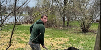 Zatekla sam ga kako kopa rupu iza kuće — razlog me rasplakao Zatekla sam ga kako kopa rupu iza kuće — razlog me rasplakao - featured image