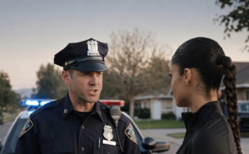 Rasistički policajac zaustavio je mladu ženu bez ikakvog prekršaja i pokušao da je uhapsi pred cijelom ulicom, ali nije mogao ni da zamisli ko je ona zapravo ili šta će mu se desiti samo nekoliko minuta kasnije 😳 Rasistički policajac zaustavio je mladu ženu bez ikakvog prekršaja i pokušao da je uhapsi pred cijelom ulicom, ali nije mogao ni da zamisli ko je ona zapravo ili šta će mu se desiti samo nekoliko minuta kasnije 😳 - featured image