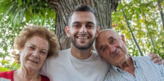 “Javno se odričemo našeg sina, on, zajedno sa snajkom, za nas više jednostavno ne postoji”: Roditelji se odrekli sina preko novina a njegova reakcija šokira “Javno se odričemo našeg sina, on, zajedno sa snajkom, za nas više jednostavno ne postoji”: Roditelji se odrekli sina preko novina a njegova reakcija šokira - featured image