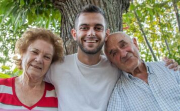 “Javno se odričemo našeg sina, on, zajedno sa snajkom, za nas više jednostavno ne postoji”: Roditelji se odrekli sina preko novina a njegova reakcija šokira “Javno se odričemo našeg sina, on, zajedno sa snajkom, za nas više jednostavno ne postoji”: Roditelji se odrekli sina preko novina a njegova reakcija šokira - featured image