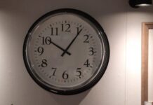 SAT NIKAKO NE SMIJETE DRŽATI NA OVOM MJESTU U KUĆI: Mnogi to ne znaju, a priziva NESREĆU! SAT NIKAKO NE SMIJETE DRŽATI NA OVOM MJESTU U KUĆI: Mnogi to ne znaju, a priziva NESREĆU! - featured image