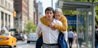 Mladić je izgubio priliku za posao zato što je pomogao starijoj gospođi, ne znajući da je ona majka direktora tvrtke. Mladić je izgubio priliku za posao zato što je pomogao starijoj gospođi, ne znajući da je ona majka direktora tvrtke. - featured image