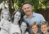 MOJA ŽENA I TRI KĆERKE NESTALE SU NAKON NESREĆE — 12 GODINA KASNIJE, MOJ SIN ME ODVEZAO U PODRUM I REKAO: “NAŠAO SAM DISK SA SNIMKOM KOJI JE MAMA SNIMILA PRIJE NEGO ŠTO JE NESTALA.” MOJA ŽENA I TRI KĆERKE NESTALE SU NAKON NESREĆE — 12 GODINA KASNIJE, MOJ SIN ME ODVEZAO U PODRUM I REKAO: “NAŠAO SAM DISK SA SNIMKOM KOJI JE MAMA SNIMILA PRIJE NEGO ŠTO JE NESTALA.” - featured image