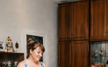 Svekrva me predstavila kao „bivšu snahu“… ali nakon mog odgovora cijeli je stol zanijemio 😱😨 Svekrva me predstavila kao „bivšu snahu“… ali nakon mog odgovora cijeli je stol zanijemio 😱😨 - featured image