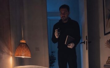Muž mi je svake večeri davao tabletu „da mi pomogne da bolje spavam“. Jednom sam se pravila da je uzimam i ležala nepomično, tiho promatrajući sve. U 2:47, ušao je u sobu noseći rukavice, kameru i crnu bilježnicu i šapnuo nešto što nikada nisam smjela čuti. Muž mi je svake večeri davao tabletu „da mi pomogne da bolje spavam“. Jednom sam se pravila da je uzimam i ležala nepomično, tiho promatrajući sve. U 2:47, ušao je u sobu noseći rukavice, kameru i crnu bilježnicu i šapnuo nešto što nikada nisam smjela čuti. - featured image
