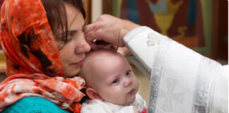 Šta se radi sa pramenom kose posle krštenja deteta: Veruje se da je simbol duhovnog početka, a evo gde se drži Šta se radi sa pramenom kose posle krštenja deteta: Veruje se da je simbol duhovnog početka, a evo gde se drži - featured image