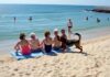Prijateljice su se odmarale na plaži kada je pas dotrčao do njih i počeo da laje — jedna od žena je iznenada pobledela kad je primetila nešto u njegovom krznu. Prijateljice su se odmarale na plaži kada je pas dotrčao do njih i počeo da laje — jedna od žena je iznenada pobledela kad je primetila nešto u njegovom krznu. - featured image