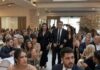 Moji roditelji pojavili su se na mom vjenčanju odjeveni kao za sprovod, samo da me ponize… ali nisu imali pojma da je moj muž pred 180 uzvanika već pripremio njihov pad. Moji roditelji pojavili su se na mom vjenčanju odjeveni kao za sprovod, samo da me ponize… ali nisu imali pojma da je moj muž pred 180 uzvanika već pripremio njihov pad. - featured image