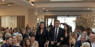 Moji roditelji pojavili su se na mom vjenčanju odjeveni kao za sprovod, samo da me ponize… ali nisu imali pojma da je moj muž pred 180 uzvanika već pripremio njihov pad. Moji roditelji pojavili su se na mom vjenčanju odjeveni kao za sprovod, samo da me ponize… ali nisu imali pojma da je moj muž pred 180 uzvanika već pripremio njihov pad. - featured image
