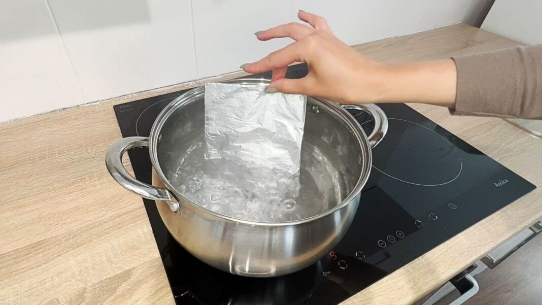Znate li zašto trebate baciti ALUMINIJ u kipuću vodu? Jedna iskusna domaćica mi je savjetovala da to uradim i to je savršena pomoć u domaćinstvu! - featured image Znate li zašto trebate baciti ALUMINIJ u kipuću vodu? Jedna iskusna domaćica mi je savjetovala da to uradim i to je savršena pomoć u domaćinstvu! - featured image