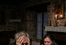Sin javio iz Nemačke da ne može da dođe za Božić, a onda je majka čula zvuk dvorištu… Sin javio iz Nemačke da ne može da dođe za Božić, a onda je majka čula zvuk dvorištu… - featured image