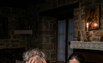 Sin javio iz Nemačke da ne može da dođe za Božić, a onda je majka čula zvuk dvorištu… Sin javio iz Nemačke da ne može da dođe za Božić, a onda je majka čula zvuk dvorištu… - featured image
