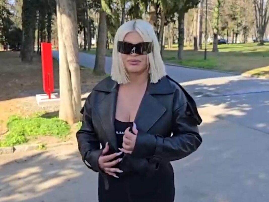 OVO JE DARIN MLAĐI DEČKO KOJEG JE KRILA GODINU DANA Pevačicu dovezao u besnom ferariju, a onda je pao POLJUBAC (VIDEO) - featured image