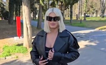OVO JE DARIN MLAĐI DEČKO KOJEG JE KRILA GODINU DANA Pevačicu dovezao u besnom ferariju, a onda je pao POLJUBAC (VIDEO) OVO JE DARIN MLAĐI DEČKO KOJEG JE KRILA GODINU DANA Pevačicu dovezao u besnom ferariju, a onda je pao POLJUBAC (VIDEO) - featured image