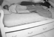 Sakrila kameru u sobu svoje kćerke jer je sumnjala da dovodi dečka noću, istina je biIa mnogo gora: Kada je vidjela šta je izašIo ispod kreveta, smučiIo joj se (Video) Sakrila kameru u sobu svoje kćerke jer je sumnjala da dovodi dečka noću, istina je biIa mnogo gora: Kada je vidjela šta je izašIo ispod kreveta, smučiIo joj se (Video) - featured image