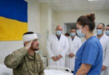 Ljekari su se podsmjehivali novoj medicinskoj sestri, sve dok joj ranjeni vojnik iznenada nije salutirao..…..😲😲😲 Ljekari su se podsmjehivali novoj medicinskoj sestri, sve dok joj ranjeni vojnik iznenada nije salutirao..…..😲😲😲 - featured image