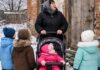 Majka petoro dece nasledila kuću rođake koju je jedva poznavala — a onda je, čim je prešla prag, otkrila tajnu koja ju je sledila do kostiju Majka petoro dece nasledila kuću rođake koju je jedva poznavala — a onda je, čim je prešla prag, otkrila tajnu koja ju je sledila do kostiju - featured image
