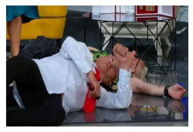 Muk na televiziji! Skočio i napao voditelja Pinka, ovaj prošao kao bos po trnju, sve se desilo u lajvu - featured image Muk na televiziji! Skočio i napao voditelja Pinka, ovaj prošao kao bos po trnju, sve se desilo u lajvu - featured image
