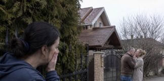 Dok se moj suprug tuširao, slučajno sam ugledala poruku koja je iskočila na njegovu telefonu koja je promijenila sve… Dok se moj suprug tuširao, slučajno sam ugledala poruku koja je iskočila na njegovu telefonu koja je promijenila sve… - featured image