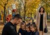 “Trojke su prišle samohranom ocu i rekle mu: ‘Dobar dan, gospodine, naša mama ima tetovažu potpuno istu kao vašu.’ On se ukočio… jer je taj slomljeni kompas bio tajna jedne noći za koju je vjerovao da ju je zauvijek zakopao.” “Trojke su prišle samohranom ocu i rekle mu: ‘Dobar dan, gospodine, naša mama ima tetovažu potpuno istu kao vašu.’ On se ukočio… jer je taj slomljeni kompas bio tajna jedne noći za koju je vjerovao da ju je zauvijek zakopao.” - featured image