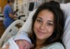 Postala sam surogat majka svojoj sestri. Ali kad se dijete rodilo, moja majka je problijedila i rekla pet riječi koje su šokirale cijelu našu obitelj: “O ne… opet se događa.” Postala sam surogat majka svojoj sestri. Ali kad se dijete rodilo, moja majka je problijedila i rekla pet riječi koje su šokirale cijelu našu obitelj: “O ne… opet se događa.” - featured image