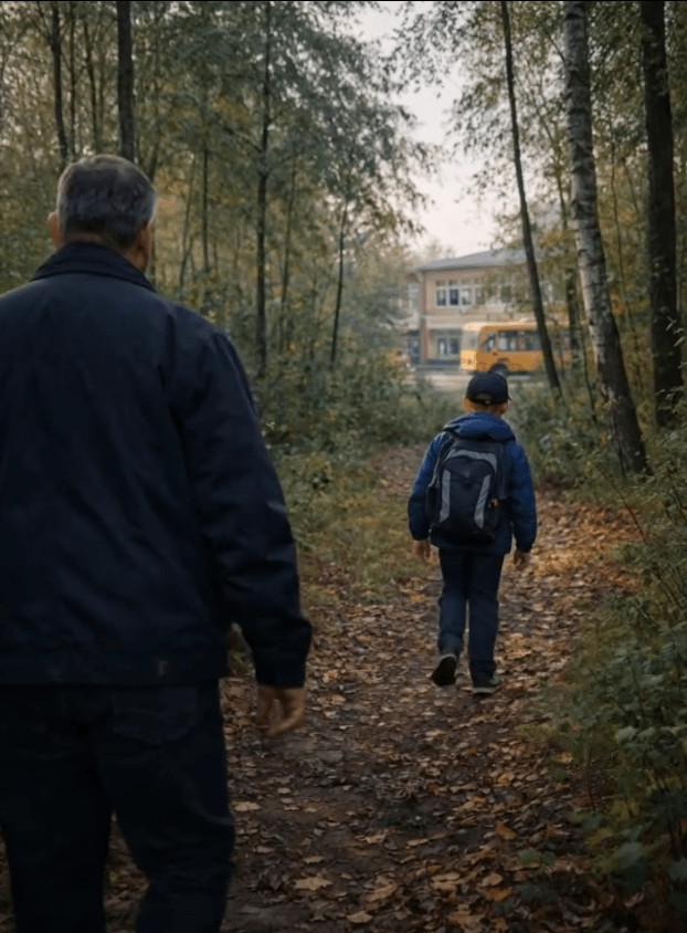 Vozač školskog autobusa primetio je da jedan od učenika ne ide u školu, već se uputio ka šumi; odlučio je da ga prati i bio je u šoku od onoga što je video 😲😨 - featured image Vozač školskog autobusa primetio je da jedan od učenika ne ide u školu, već se uputio ka šumi; odlučio je da ga prati i bio je u šoku od onoga što je video 😲😨 - featured image