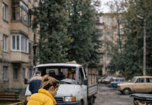 Jedne večeri, žena je izašla da baci smeće i na deponiji pronašla skoro novi kauč. Odlučila je da ga odnese kući: kod kuće su ona i njen muž počeli da ga popravljaju, ali odjednom je njen muž povikao: „Pogledaj šta je ovo…“ 😨😱 Jedne večeri, žena je izašla da baci smeće i na deponiji pronašla skoro novi kauč. Odlučila je da ga odnese kući: kod kuće su ona i njen muž počeli da ga popravljaju, ali odjednom je njen muž povikao: „Pogledaj šta je ovo…“ 😨😱 - featured image