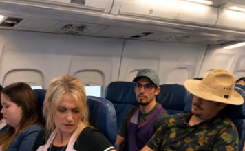 U avionu je mladić stavio svoju prljavu i užasno smrdljivu nogu р na moje sjedalo: Nekoliko puta sam ga zamolio da je ukloni, ali sam na kraju shvatio da nije razumio uljudan način, pa sam ga naučio oštru lekciju 😨😲 U avionu je mladić stavio svoju prljavu i užasno smrdljivu nogu р na moje sjedalo: Nekoliko puta sam ga zamolio da je ukloni, ali sam na kraju shvatio da nije razumio uljudan način, pa sam ga naučio oštru lekciju 😨😲 - featured image