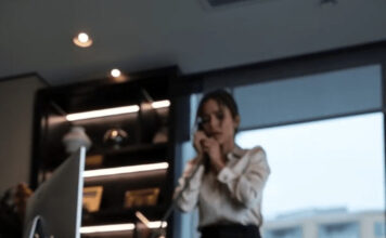 Milioner je u svojoj kancelariji odglumio da je izgubio svest kako bi testirao svoju novu sekretaricu, ali kada je čuo šta je tiho šaptala tokom telefonskog razgovora, ostao je potpuno zatečen onim što je čuo 😱😨 Milioner je u svojoj kancelariji odglumio da je izgubio svest kako bi testirao svoju novu sekretaricu, ali kada je čuo šta je tiho šaptala tokom telefonskog razgovora, ostao je potpuno zatečen onim što je čuo 😱😨 - featured image