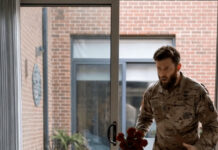Proveo sam skoro godinu dana na službi i vratio se kući ranije nego što sam očekivao da iznenadim svoju ženu, ali zatekao sam je u našem krevetu sa neznancem: umesto da napravim scenu, uradio sam nešto što nisu očekivali 😱 Proveo sam skoro godinu dana na službi i vratio se kući ranije nego što sam očekivao da iznenadim svoju ženu, ali zatekao sam je u našem krevetu sa neznancem: umesto da napravim scenu, uradio sam nešto što nisu očekivali 😱 - featured image