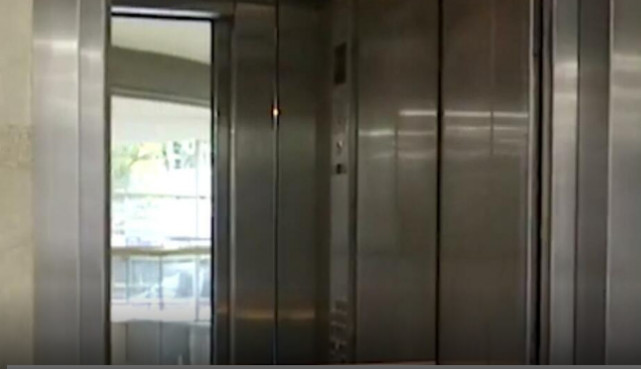 ZAŠTO SVAKI LIFT IMA OGLEDALO? Majstor objasnio: Pre nego što pogledate koliko ste lepi, obratite pažnju na ovo - featured image ZAŠTO SVAKI LIFT IMA OGLEDALO? Majstor objasnio: Pre nego što pogledate koliko ste lepi, obratite pažnju na ovo - featured image