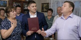 20 godina odgajam nezakonitog sina svog muža. Kada je magistrirao, njegov muž je rekao: “Hvala ti što brineš o sinu moje ljubavnice! » Ali bio je slomljen kada je čuo šta mu je sin rekao……… 😲😲😲 20 godina odgajam nezakonitog sina svog muža. Kada je magistrirao, njegov muž je rekao: “Hvala ti što brineš o sinu moje ljubavnice! » Ali bio je slomljen kada je čuo šta mu je sin rekao……… 😲😲😲 - featured image