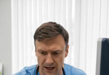Doktor je radio rutinski ultrazvuk 70-godišnjakinji koja se žalila na jake bolove u stomaku kada je iznenada na ekranu ugledao nešto nevjerovatno: “To nije moguće… ” 😱 😱 😱 Doktor je radio rutinski ultrazvuk 70-godišnjakinji koja se žalila na jake bolove u stomaku kada je iznenada na ekranu ugledao nešto nevjerovatno: “To nije moguće… ” 😱 😱 😱 - featured image