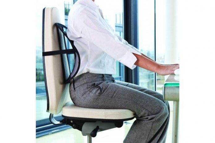 Šta znači ako stalno mrdate nogom dok sedite: Psiholozi kažu da ovo otkriva više nego što mislite - featured image Šta znači ako stalno mrdate nogom dok sedite: Psiholozi kažu da ovo otkriva više nego što mislite - featured image