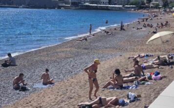 ŽENA NA PLAŽI U CRNOJ GORI ŠOKIRALA LJUDE: Ne kupa se, SVI GLEDAJU ŠTA DRŽI U RUKAMA – “ovo je kraj sveta” (VIDEO) ŽENA NA PLAŽI U CRNOJ GORI ŠOKIRALA LJUDE: Ne kupa se, SVI GLEDAJU ŠTA DRŽI U RUKAMA – “ovo je kraj sveta” (VIDEO) - featured image