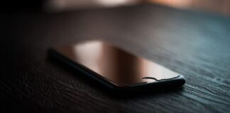 Mislili ste da vas vara ili da skriva poruke: Šta zapravo znači kada neko drži telefon okrenut ekranom nadole? Mislili ste da vas vara ili da skriva poruke: Šta zapravo znači kada neko drži telefon okrenut ekranom nadole? - featured image