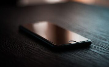 Mislili ste da vas vara ili da skriva poruke: Šta zapravo znači kada neko drži telefon okrenut ekranom nadole? Mislili ste da vas vara ili da skriva poruke: Šta zapravo znači kada neko drži telefon okrenut ekranom nadole? - featured image
