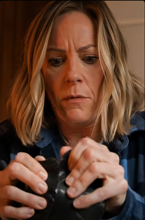 Leđa su me počela jako boleti zbog novog dušeka, pa sam odlučila da ga rasporim i vidim šta je unutra: ispod pokrivača je bilo nekoliko crnih paketa, a kada sam otvorila jedno od njih, ispala mi je od užasa i odmah pozvala policiju 😳 - featured image Leđa su me počela jako boleti zbog novog dušeka, pa sam odlučila da ga rasporim i vidim šta je unutra: ispod pokrivača je bilo nekoliko crnih paketa, a kada sam otvorila jedno od njih, ispala mi je od užasa i odmah pozvala policiju 😳 - featured image