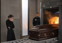 Tokom kremiranja milijardera, njegova usvojena kćerka čula je čudan zvuk koji dolazi iz kovčega i, u posljednjem trenutku, zatražila da se otvori. Ali kada je poklopac podignut, nešto zaista zastrašujuće je otkriveno unutra… 😱 😱 Tokom kremiranja milijardera, njegova usvojena kćerka čula je čudan zvuk koji dolazi iz kovčega i, u posljednjem trenutku, zatražila da se otvori. Ali kada je poklopac podignut, nešto zaista zastrašujuće je otkriveno unutra… 😱 😱 - featured image
