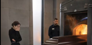 Tokom kremiranja milijardera, njegova usvojena kćerka čula je čudan zvuk koji dolazi iz kovčega i, u posljednjem trenutku, zatražila da se otvori. Ali kada je poklopac podignut, nešto zaista zastrašujuće je otkriveno unutra… 😱 😱 Tokom kremiranja milijardera, njegova usvojena kćerka čula je čudan zvuk koji dolazi iz kovčega i, u posljednjem trenutku, zatražila da se otvori. Ali kada je poklopac podignut, nešto zaista zastrašujuće je otkriveno unutra… 😱 😱 - featured image