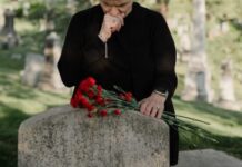 ŠTA TREBA URADITI SA ODEĆOM PREMINULOG? Veruje se da se OVO NIKAKO NE BI SMELO dirati da se POKOJNIK “ne uznemiri” ŠTA TREBA URADITI SA ODEĆOM PREMINULOG? Veruje se da se OVO NIKAKO NE BI SMELO dirati da se POKOJNIK “ne uznemiri” - featured image