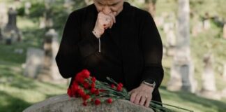 ŠTA TREBA URADITI SA ODEĆOM PREMINULOG? Veruje se da se OVO NIKAKO NE BI SMELO dirati da se POKOJNIK “ne uznemiri” ŠTA TREBA URADITI SA ODEĆOM PREMINULOG? Veruje se da se OVO NIKAKO NE BI SMELO dirati da se POKOJNIK “ne uznemiri” - featured image