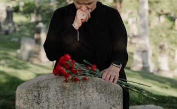 ŠTA TREBA URADITI SA ODEĆOM PREMINULOG? Veruje se da se OVO NIKAKO NE BI SMELO dirati da se POKOJNIK “ne uznemiri” ŠTA TREBA URADITI SA ODEĆOM PREMINULOG? Veruje se da se OVO NIKAKO NE BI SMELO dirati da se POKOJNIK “ne uznemiri” - featured image