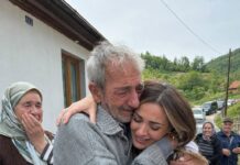 Prodao je posljednji komad zemlje da školuje kćer — a 11 godina kasnije kolona automobila pred njegovom kućom natjerala je cijelo selo na suze Prodao je posljednji komad zemlje da školuje kćer — a 11 godina kasnije kolona automobila pred njegovom kućom natjerala je cijelo selo na suze - featured image