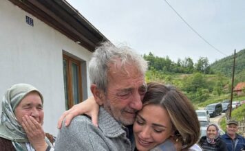 Prodao je posljednji komad zemlje da školuje kćer — a 11 godina kasnije kolona automobila pred njegovom kućom natjerala je cijelo selo na suze Prodao je posljednji komad zemlje da školuje kćer — a 11 godina kasnije kolona automobila pred njegovom kućom natjerala je cijelo selo na suze - featured image