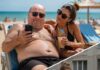 Dok je supruga nosila teške vrećice kući i brinula se o djeci, muž se s ljubavnicom bezbrižno odmarao na plaži; ali odmor je završio u trenutku kada je na njegov telefon stigla poruka s fotografijama i on se sledio od užasa 😨😱 Dok je supruga nosila teške vrećice kući i brinula se o djeci, muž se s ljubavnicom bezbrižno odmarao na plaži; ali odmor je završio u trenutku kada je na njegov telefon stigla poruka s fotografijama i on se sledio od užasa 😨😱 - featured image