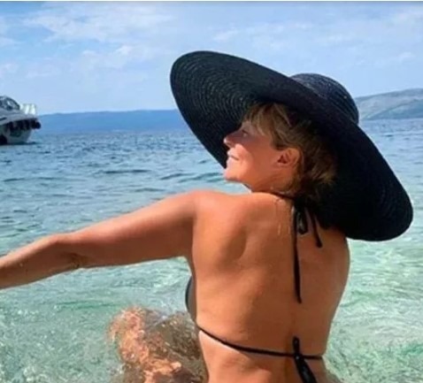 MORE I PLAŽA Suzana Jovanović BLISTA u kupaćem kostimu A DRUŠTVO JOJ PRAVI OVAJ POZNATI GLUMAC : Kolegnica je krišom slikala!!!KĆERKA VAN SEBE NAKON ŠTO JE VIDJELA FOTOGRAFIJU… - featured image MORE I PLAŽA Suzana Jovanović BLISTA u kupaćem kostimu A DRUŠTVO JOJ PRAVI OVAJ POZNATI GLUMAC : Kolegnica je krišom slikala!!!KĆERKA VAN SEBE NAKON ŠTO JE VIDJELA FOTOGRAFIJU… - featured image