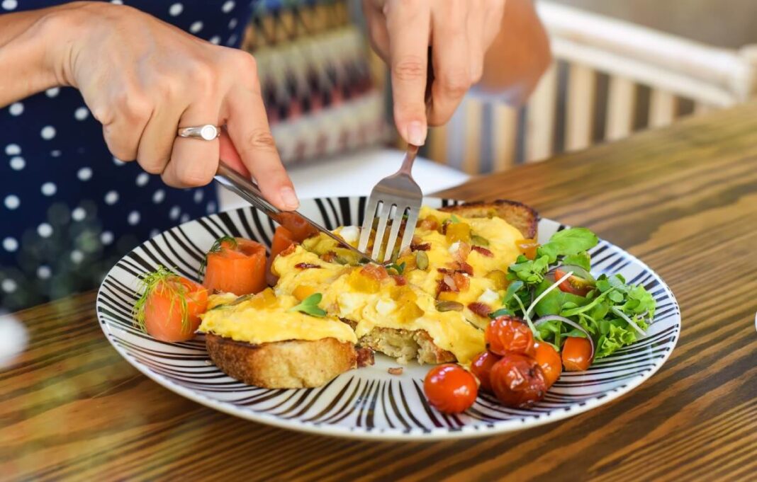 Evo šta žene poslije 60. godine obavezno moraju jesti za jače kosti: Pogledajte spisak svih namirnica po savjetu nutricioniste - featured image Evo šta žene poslije 60. godine obavezno moraju jesti za jače kosti: Pogledajte spisak svih namirnica po savjetu nutricioniste - featured image