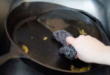 Izgrebana tava može ponovno izgledati kao nova sa samo jednim uobičajenim kuhinjskim predmetom koji svi posjeduju. Izgrebana tava može ponovno izgledati kao nova sa samo jednim uobičajenim kuhinjskim predmetom koji svi posjeduju. - featured image